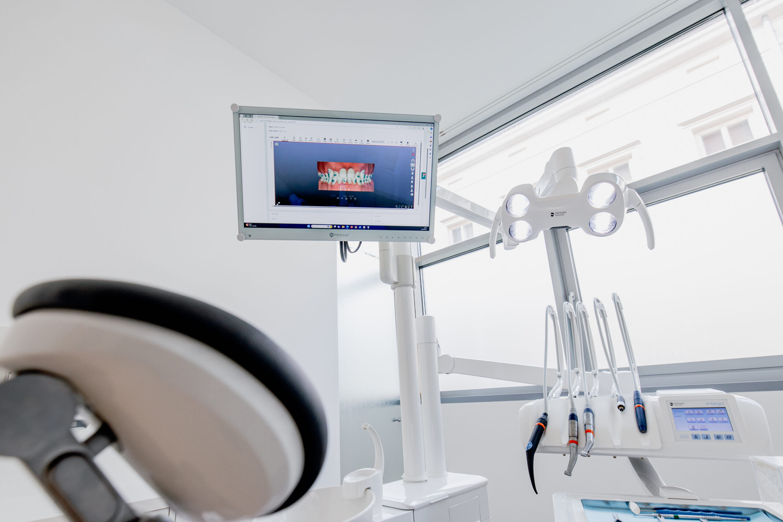 Moderner Behandlungsstuhl mit 3D Simulation