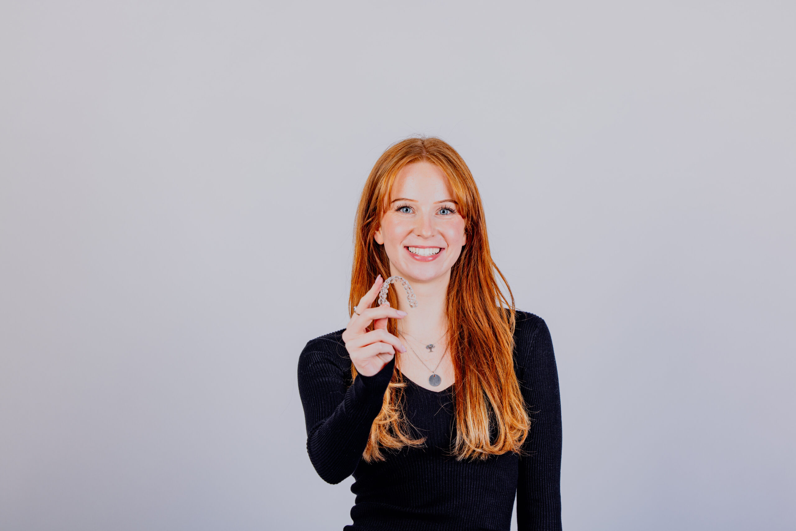 Glückliche Patientin mit unsichtbarer Zahnspange